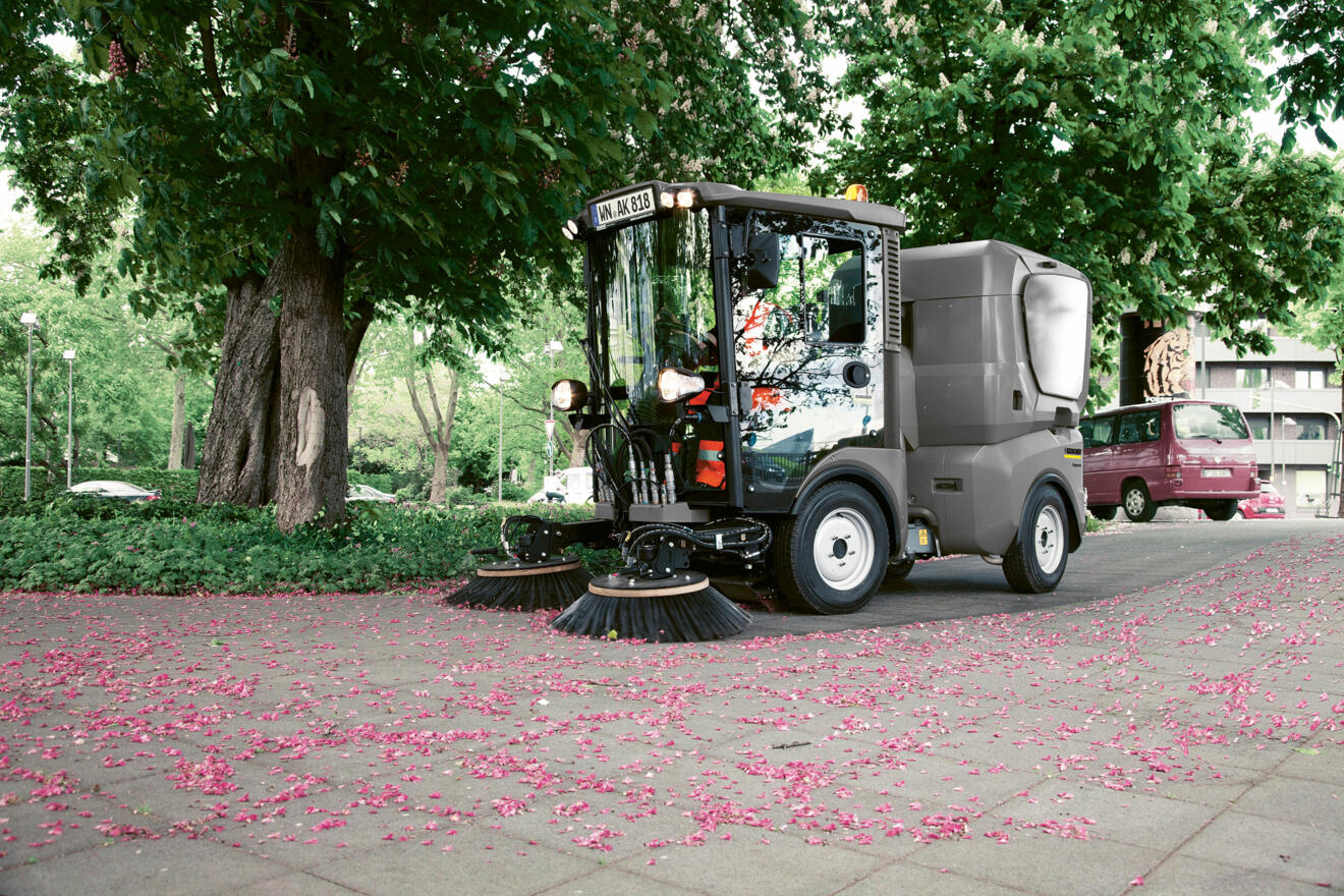 MC_130_municipal_sweeping_app_7_CI15-150_DPI.jpg