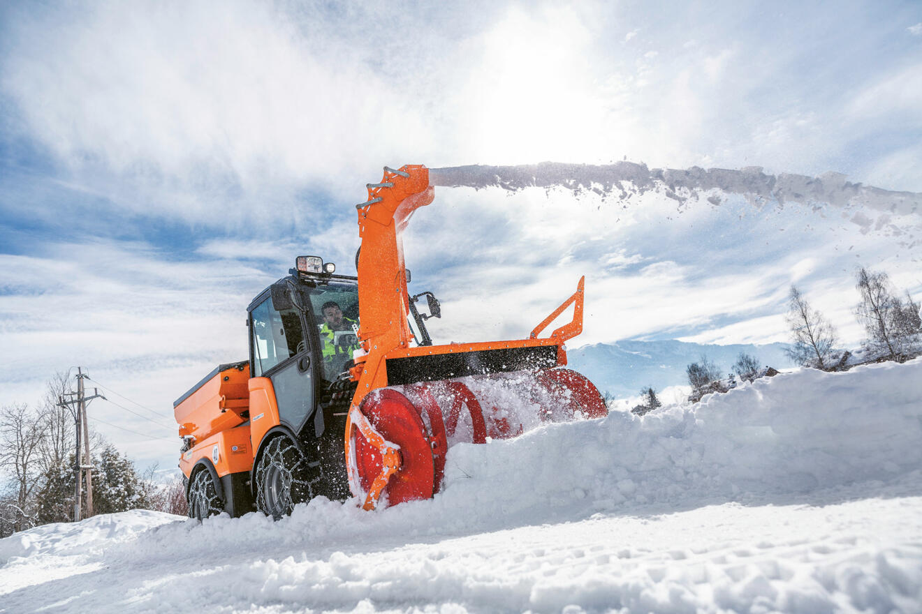 S_130_snow_blower_municipal_puplic_services_parking_app_02_CI20-150_DPI.jpg